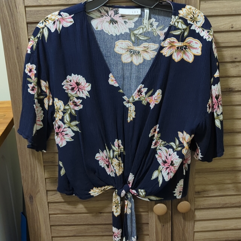 LUQ blouse with knot in front